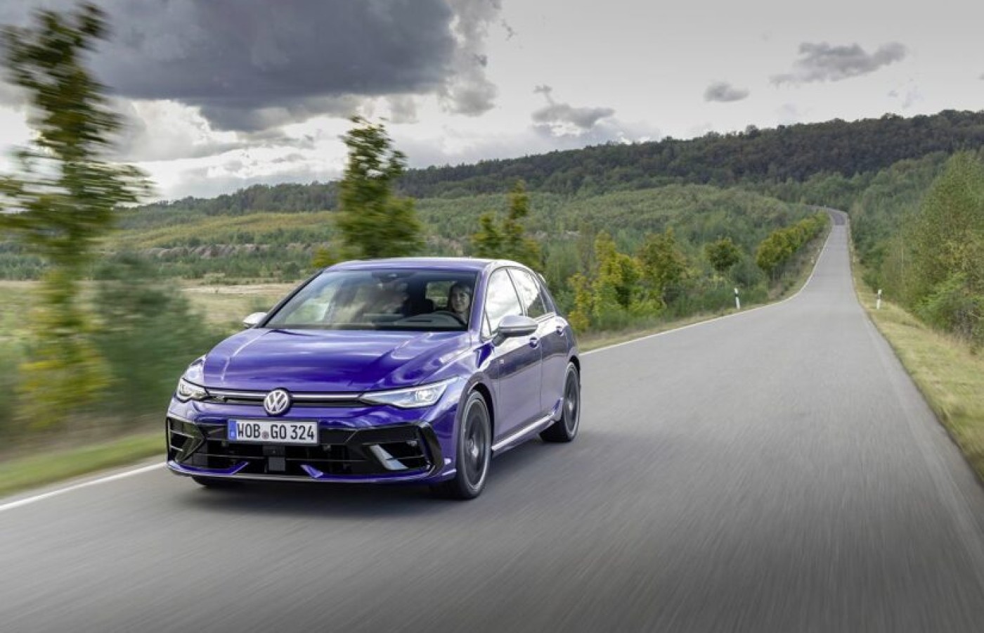 Volkswagen da a conocer el precio oficial de sus renovados Golf GTI y Golf R del 2025