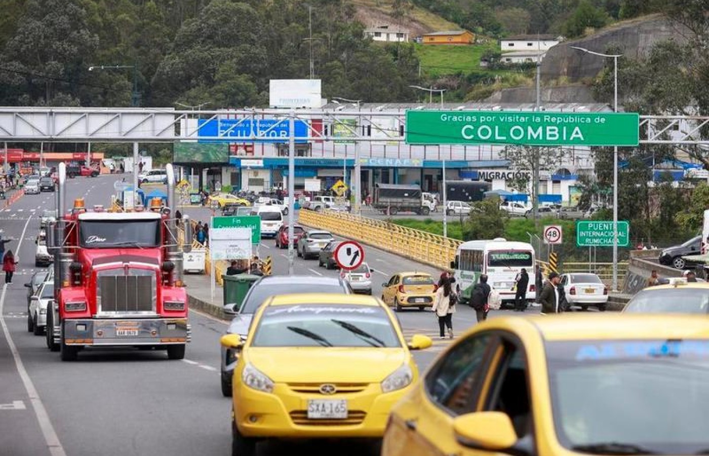Presidente de Ecuador anuncia eliminación de tasa de seguridad a Colombia