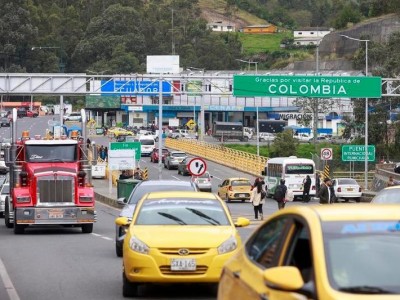 Presidente de Ecuador anuncia eliminación de tasa de seguridad a Colombia