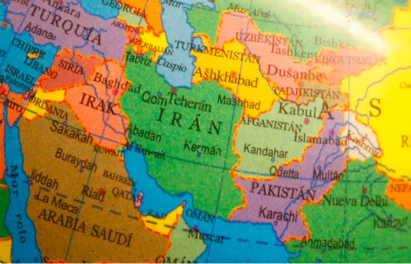 Irán declara cierre de Ormuz y disputa escala tras bombardeos en Líbano